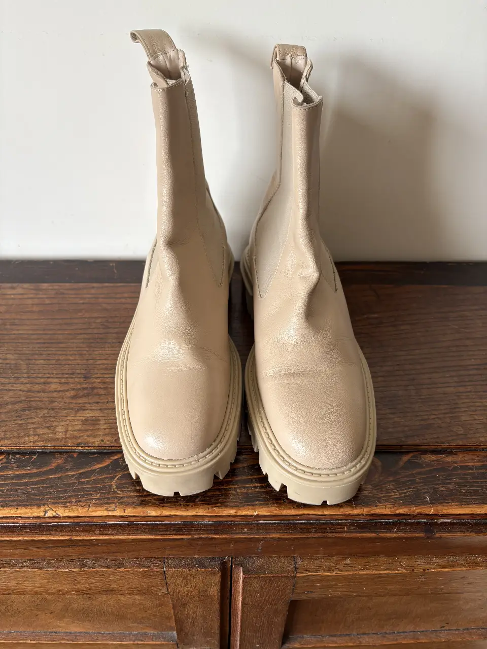 Botas de caña baja color crudo, con suela gruesa y detalles de diseño. Ideales para un look moderno y cómodo.