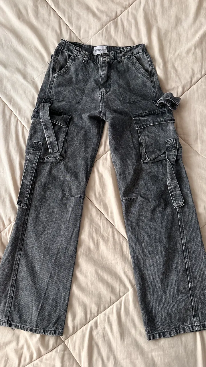  cargo de jean gris oscuro, talle 38. sin detalles, me quedó chico.
