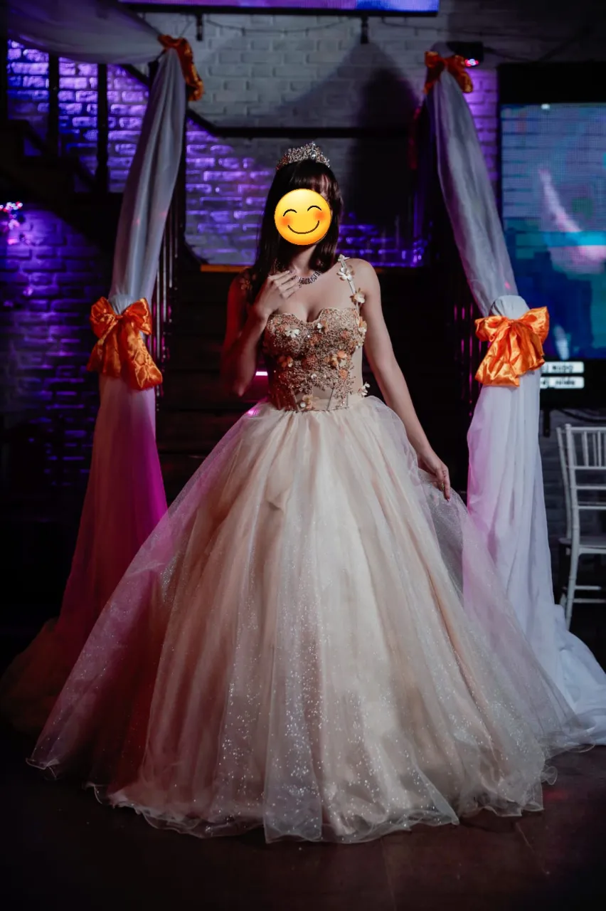 Vestido de fiesta largo, color champagne con detalles dorados y falda amplia de tul. Ideal para eventos especiales como casamientos o quince años.