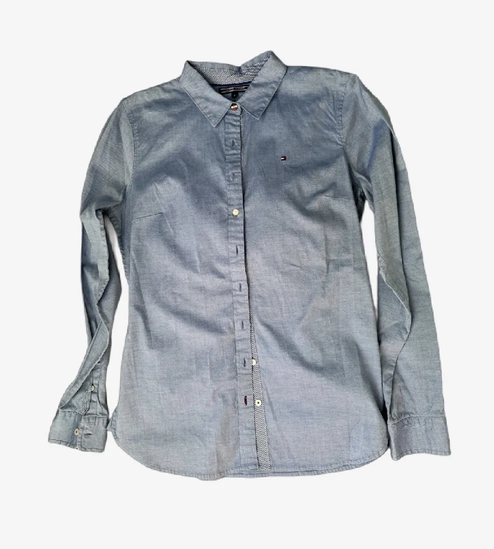 Ideal para un look casual y moderno. Perfecta para combinar con jeans, pantalones de vestir, o incluso con shorts y pollera para un look más Sporty. Camisa fitted, manga larga. Talle 8, importada.