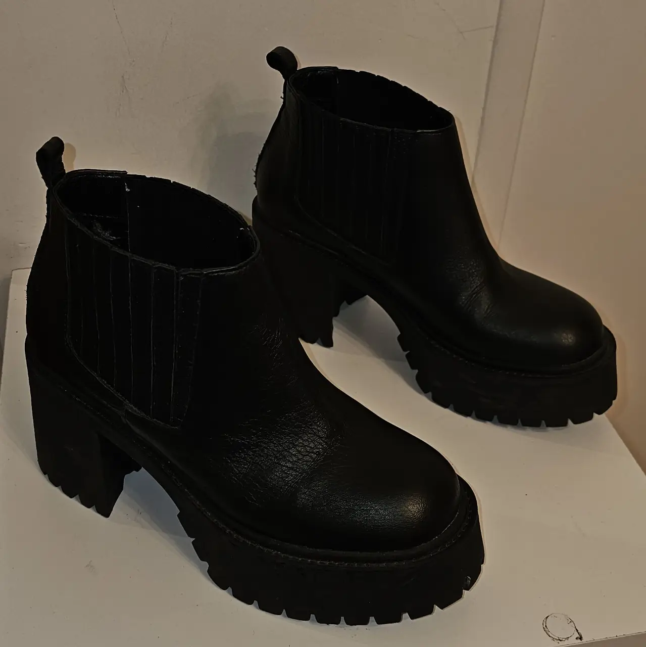 Botines negros de plataforma con elástico en los laterales. Marca Sibyl Vane.
