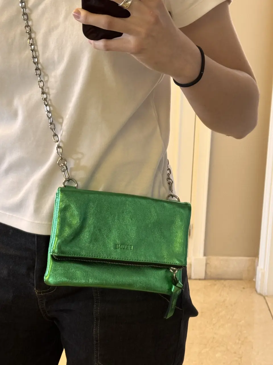 Cartera bandolera PRUNE verde metalizada con cadena plateada. Ideal para llevar lo esencial con estilo.