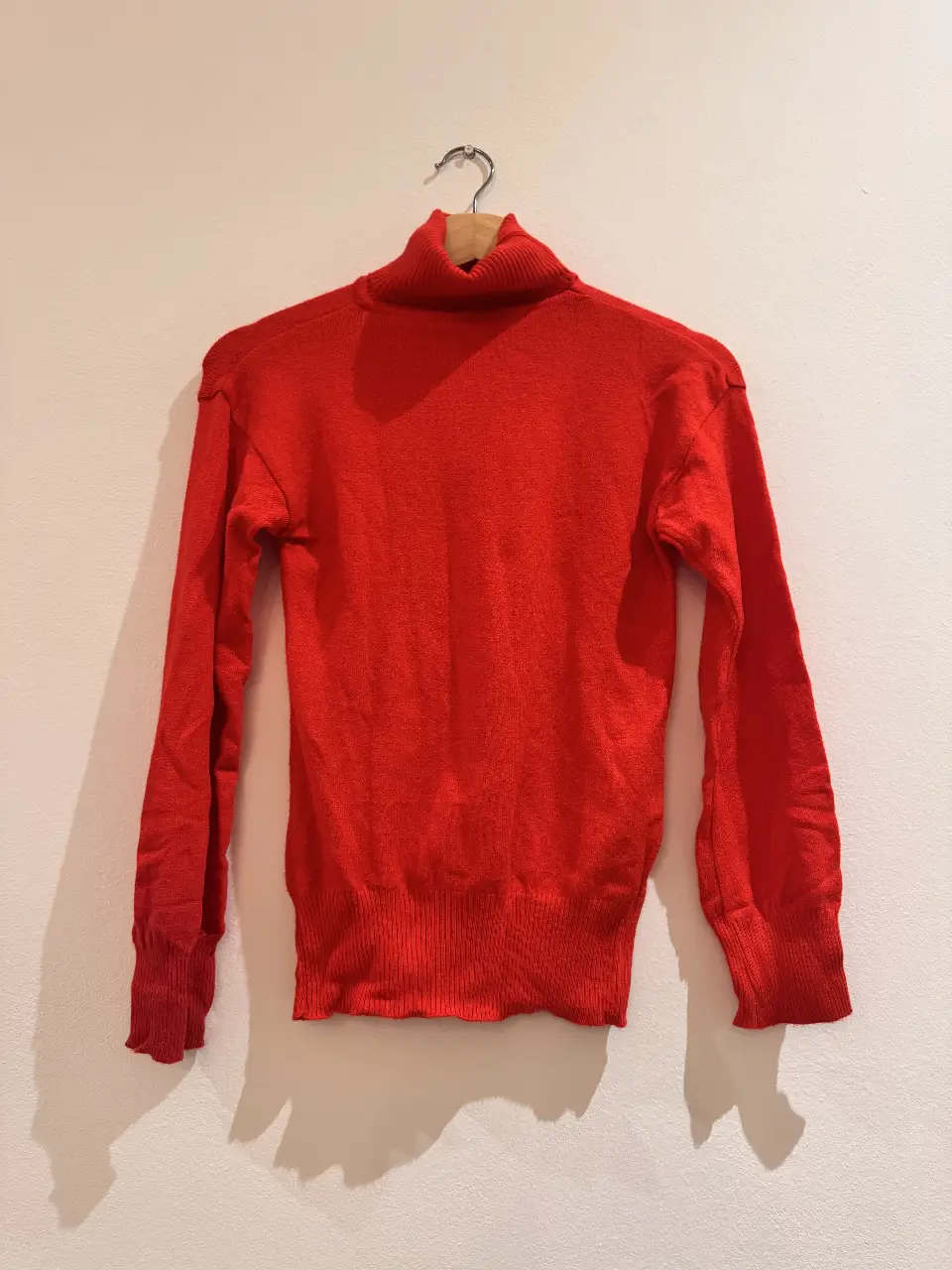 Sweater de lana cuello alto color rojo. Tejido suave y abrigado.