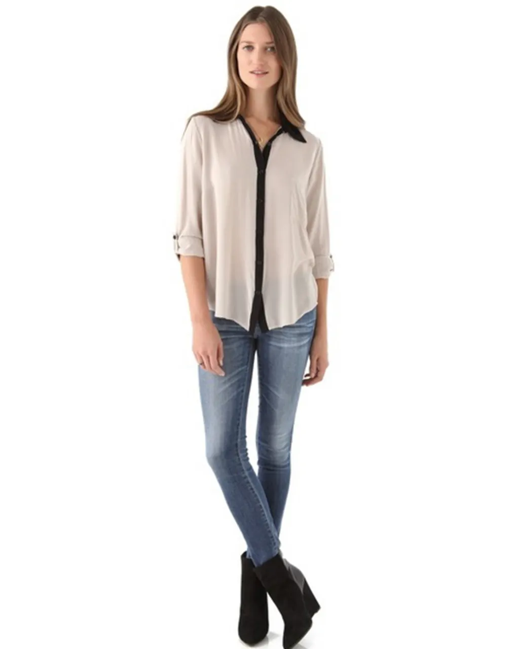 Camisa color crudo con detalles en negro marca Splendid. Posee cuello camisero, botones al frente y un bolsillo en el pecho. Las mangas se pueden enrollar y sujetar con un botón. Perfecta para un look elegante y sofisticado.

Talle: M

Material: 100% rayon

Medidas: manga 60cm, largo 65cm, busto 102cm