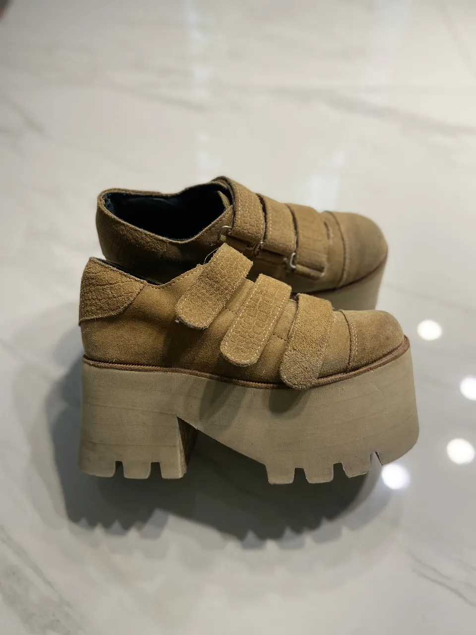 Zuecos con plataforma y cierre de velcro, color camel gamuza. Estilo vintage. Ideales para un look casual y moderno.