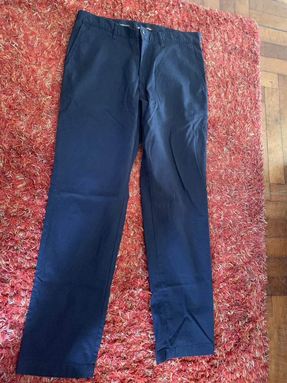 Pantalón chino azul marino de hombre, de la marca Michael Kors. Talle 34. Ideal para un look casual o de trabajo.