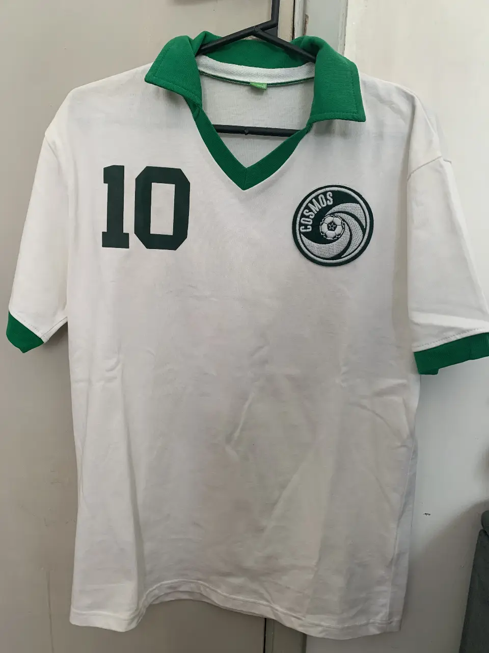 Camiseta de fútbol retro del Cosmos, con el número 10 y el nombre de Pelé. Talle M, con detalles en verde y el logo del equipo.