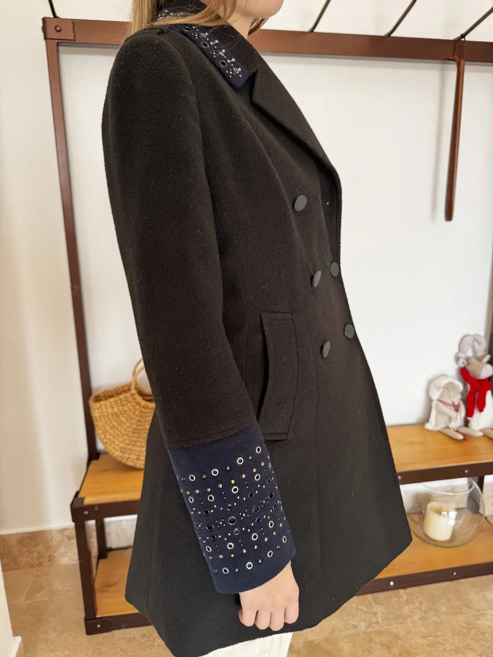 Tapado negro con detalles en azul en cuello y puños. Talle S. Ideal para el invierno, con un diseño elegante y detalles únicos. Le falta un botón.