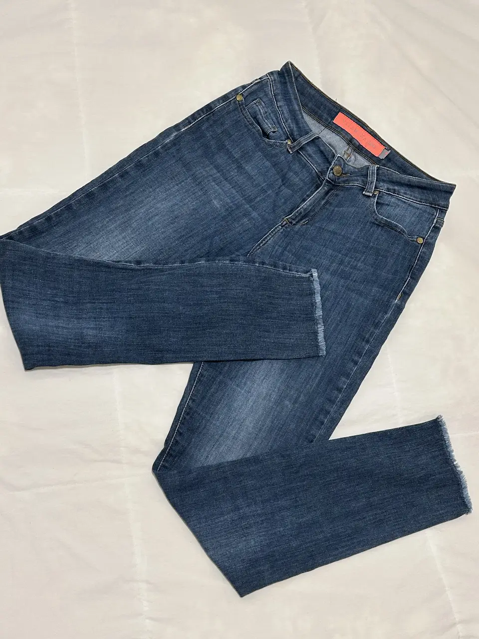Jeans de mujer, corte recto, color azul oscuro, con detalles de desgaste en los bordes. Marca Vitamina Jeans, talle 40.