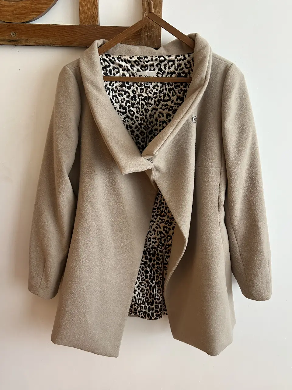 Tapado de paño color crudo con forro de animal print. Marca Alfredo Serrano, talle 46. Ideal para un look elegante y abrigado.
