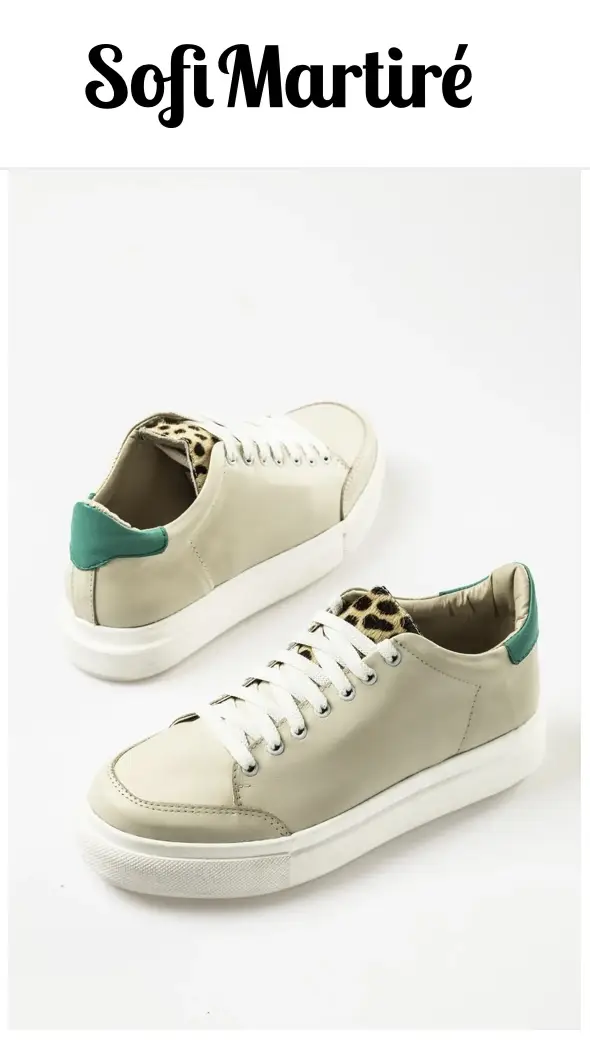 Zapatillas de mujer estilo casual, con detalles en animal print y verde. Suela blanca y cordones blancos. Ideales para un look moderno y cómodo.