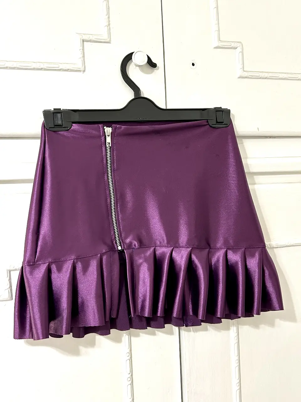 Pollera mini de color violeta con cierre y volados en el borde inferior. Ideal para un look de fiesta o salida.