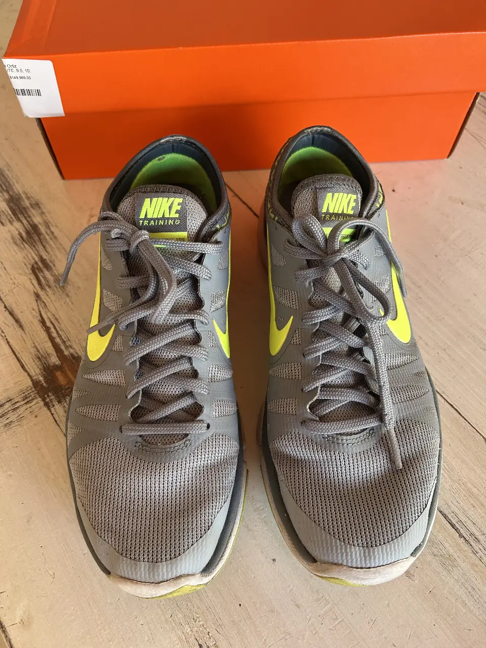Zapatillas Nike de hombre, color gris con detalles en amarillo. Ideales para entrenamientos y actividades deportivas. Diseño moderno y cómodo.