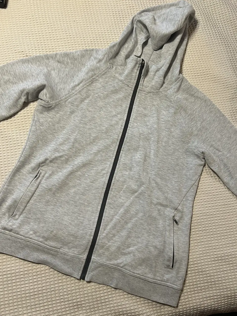 Buzo con cierre GapFit para hombre, color gris, con capucha y bolsillos. Ideal para un look casual y deportivo.