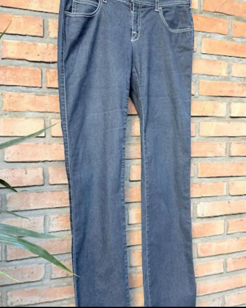 Jeans rectos de MUJER color azul oscuro, con detalles de costura en blanco. Marca Armani Jeans ORIGINAL Bolsillos delanteros y traseros. Cierre con botón y cremallera. (talle M) (detalle en la última imagen)