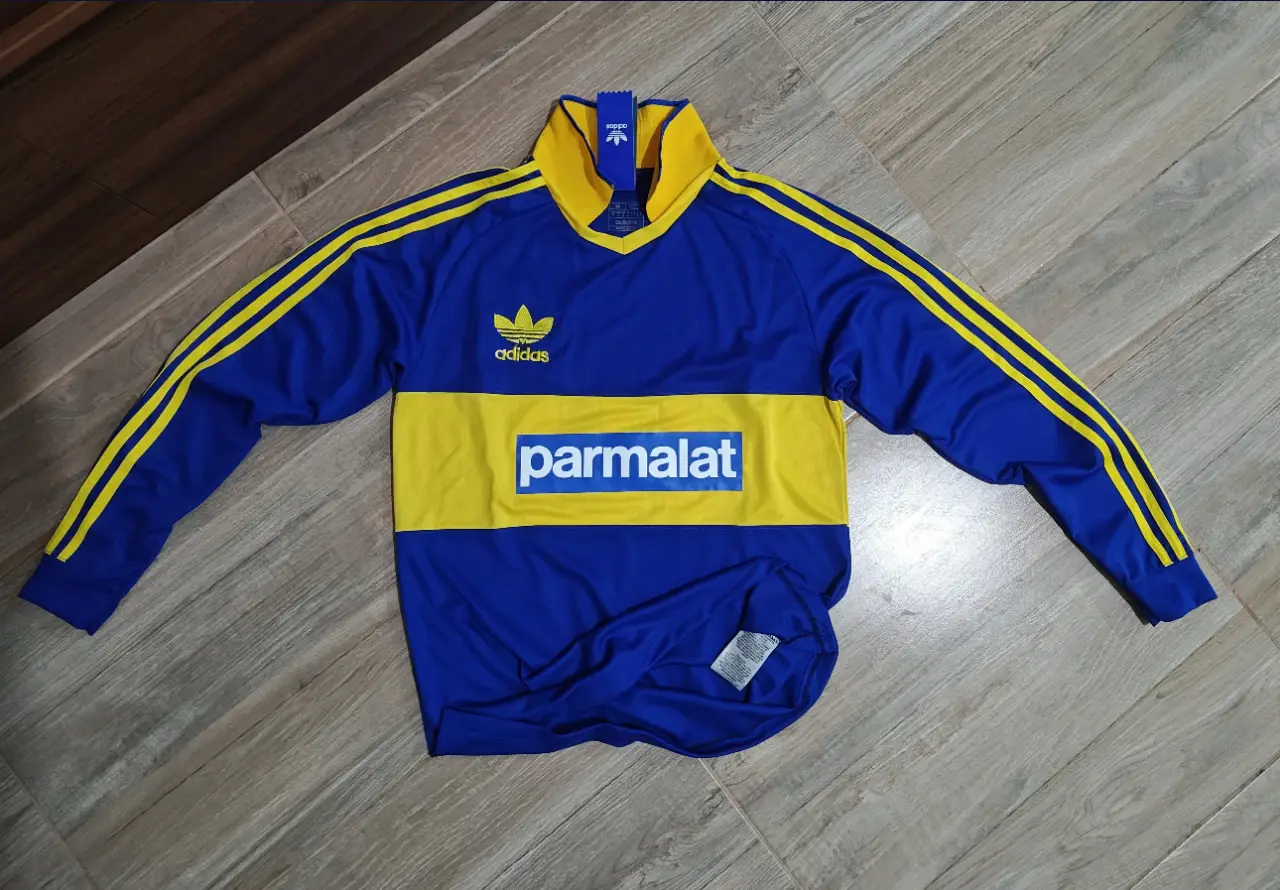 Camiseta de Boca Juniors retro, con el logo de Adidas y el sponsor Parmalat. Ideal para fanáticos y coleccionistas. Talles del S al XXL