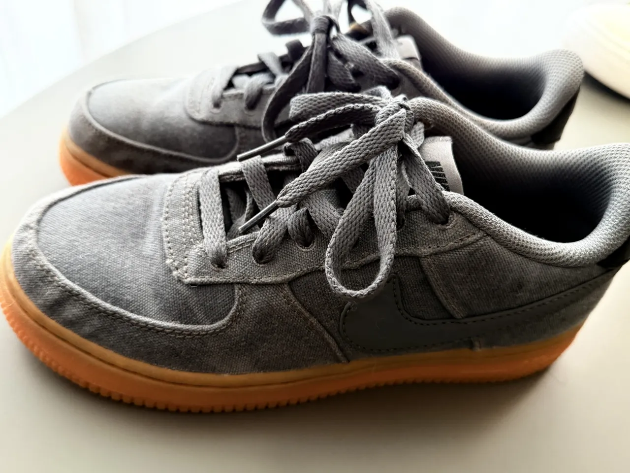 Zapatillas urbanas grises con suela de goma color caramelo. Ideales para el día a día, combinan con todo y son súper cómodas.Es 37,5 (5y) pero va mejor para un 37.