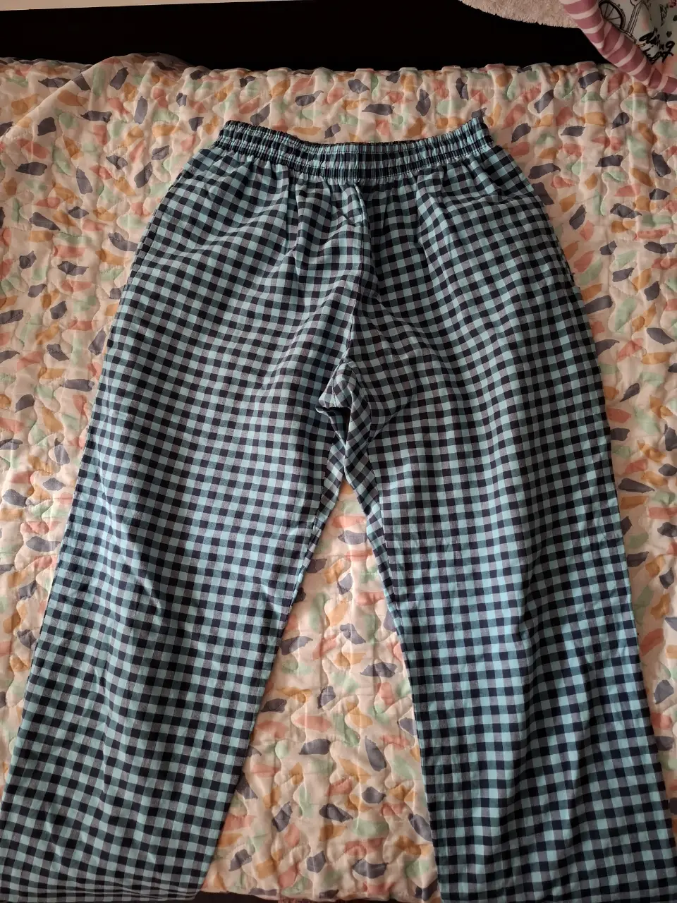 Pantalón de hombre, de tela suave y fresca, con estampado de cuadros en tonos azul y celeste. Ideal para un look casual y cómodo.