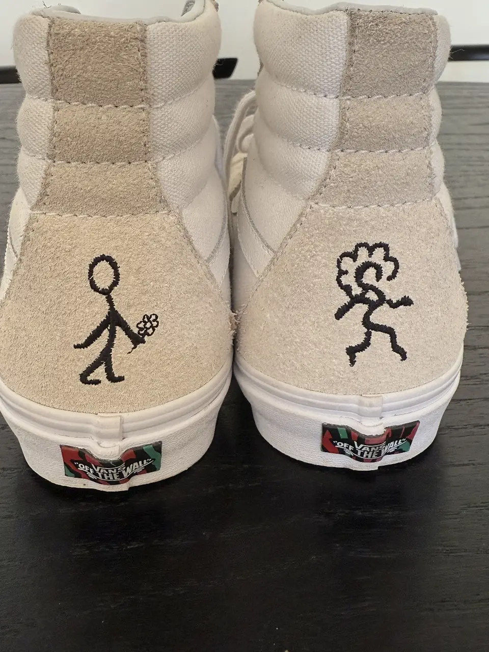 Zapatillas Vans Sk8-Hi personalizadas con detalles únicos. Diseño en blanco con detalles en gamuza y bordados en la parte trasera. Con la frase 'Bonita Applebum' en el lateral y la etiqueta de la marca en la lengüeta.