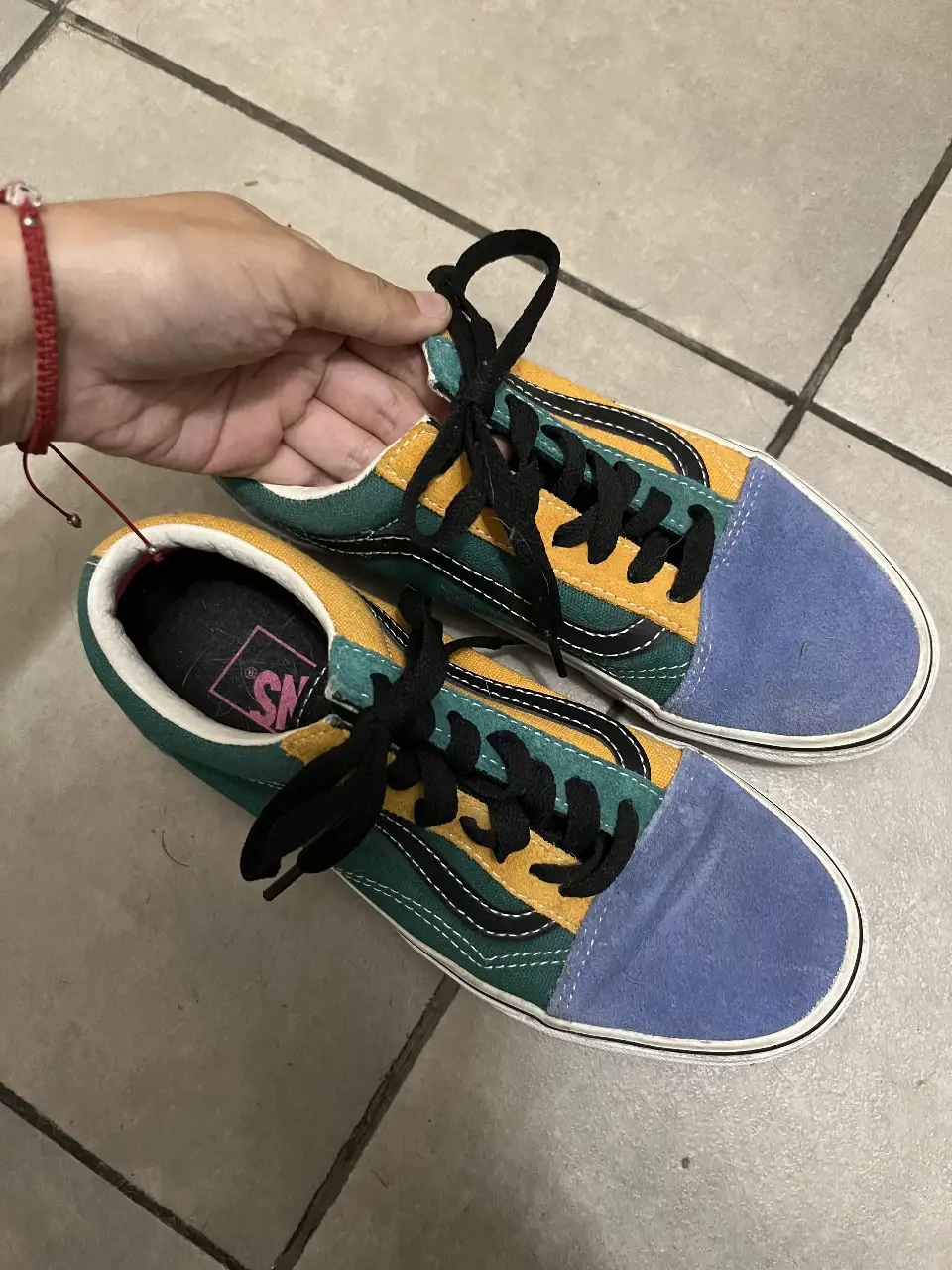 Zapatillas Vans Old Skool multicolor para hombre. Diseño icónico con paneles en azul, amarillo y verde. Ideales para un look casual y urbano.