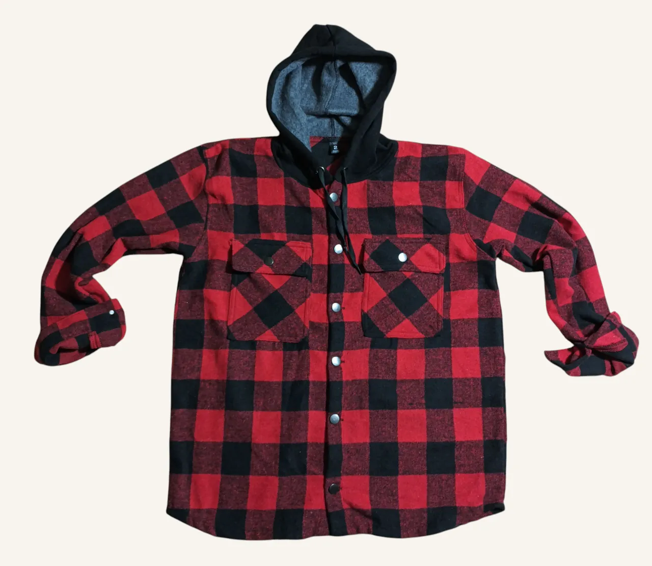 Camisaco de paño con capucha para hombre, a cuadros rojos y negros. 
Ideal para un look casual y abrigado.