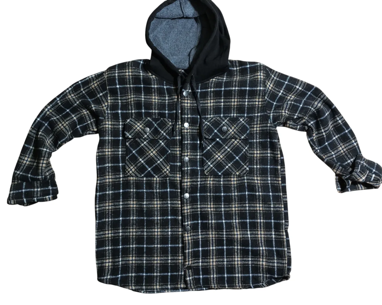 Camisaco de paño con capucha, ideal para un look casual y abrigado. Confeccionada en tela a cuadros en tonos negro y blanco, esta camisa es perfecta para el invierno. Cuenta con dos bolsillos delanteros y cierre con botones.