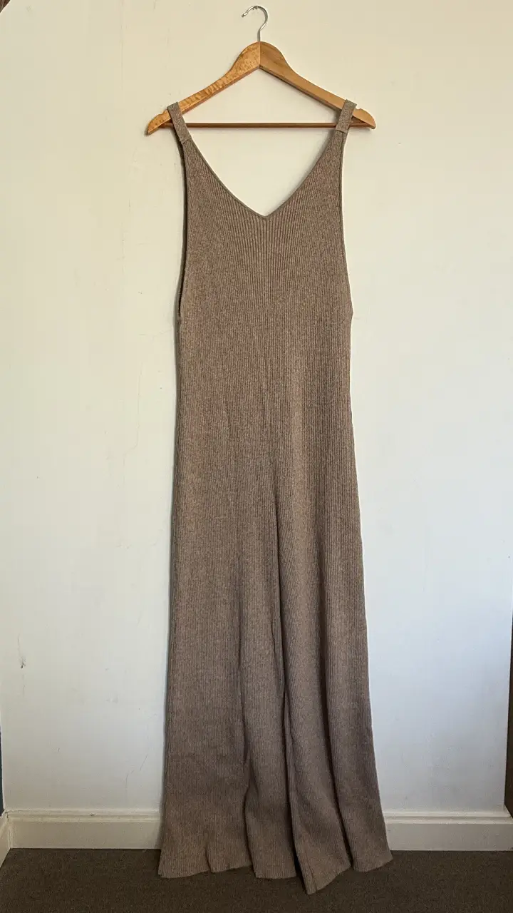 Mono de punto acanalado en color marrón. Diseño con escote en V y tirantes anchos. Ideal para un look casual y cómodo.