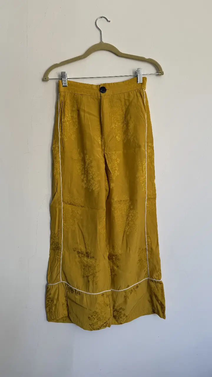 Pantalón sastrero de mujer, color amarillo mostaza con detalles en blanco. Corte recto y elegante, ideal para un look sofisticado.