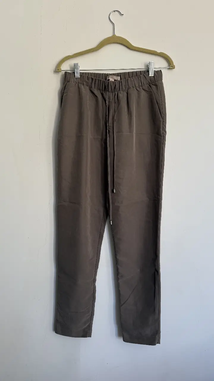 Pantalón sastrero de color verde militar, con cintura elastizada y cordón para ajustar. Ideal para un look casual y cómodo.