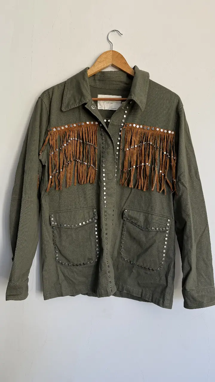 Campera de jean verde militar con flecos de gamuza marrón en el pecho y espalda, tachas plateadas. Estilo boho y rocker.