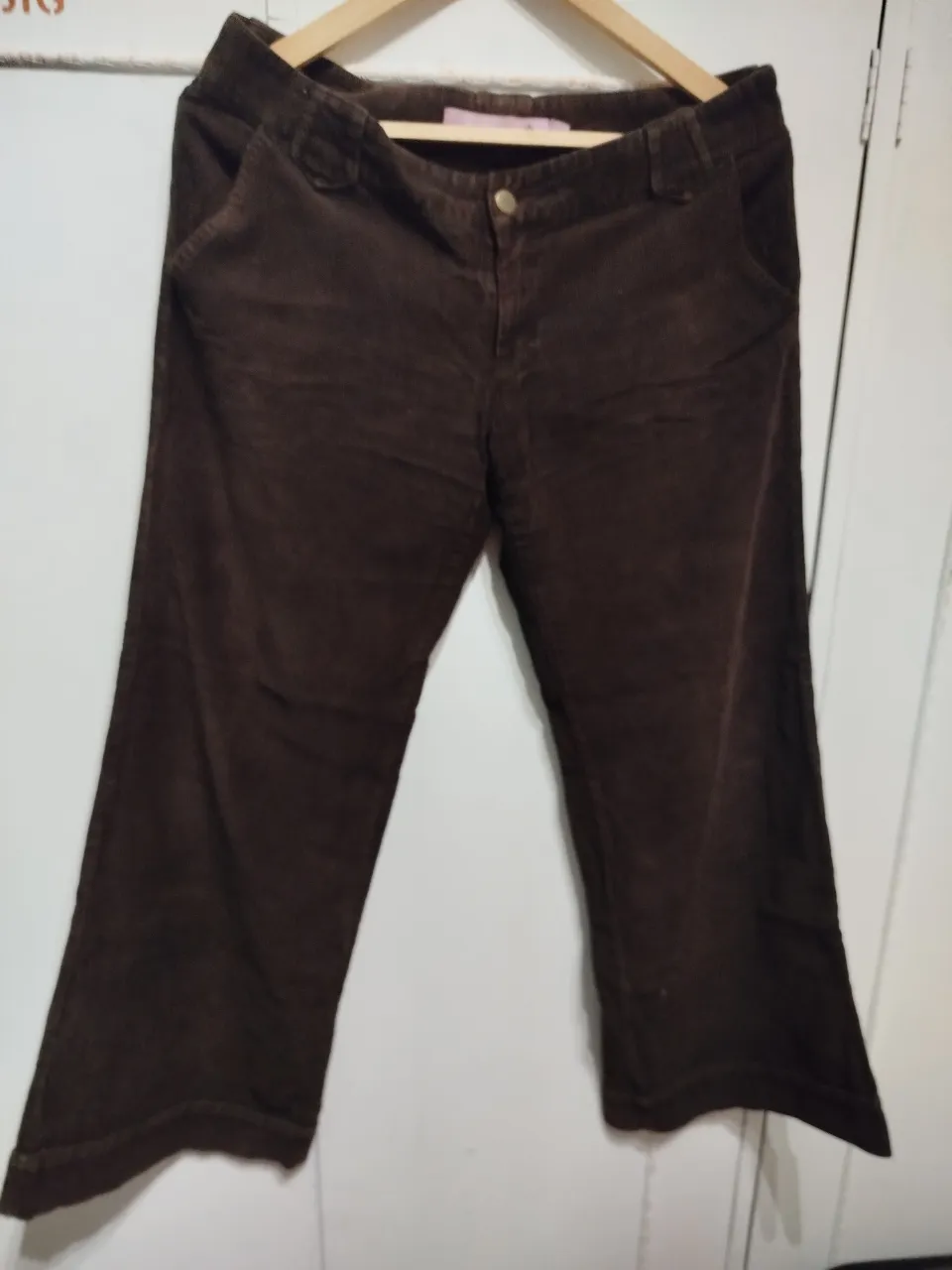 Pantalón de vestir de mujer, color marrón, de corderoy, talle 28 de Complot. Tengo publicado otro igual en color tostado. Es corte holgado, con patas anchas, canchero, casual, pero viste también. Si te calzan los pantalones de esta marca, sabés que son divinos.