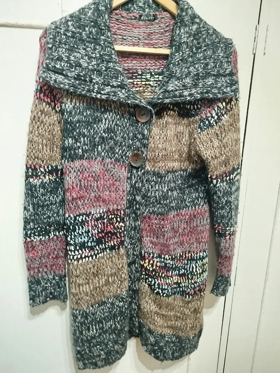 Cardigan largo de tejido grueso, con diseño a bloques en tonos grises, marrones y detalles multicolores. Posee botones grandes y cuello amplio. es reabrigado!! tiene uso pero está bárbaro;)