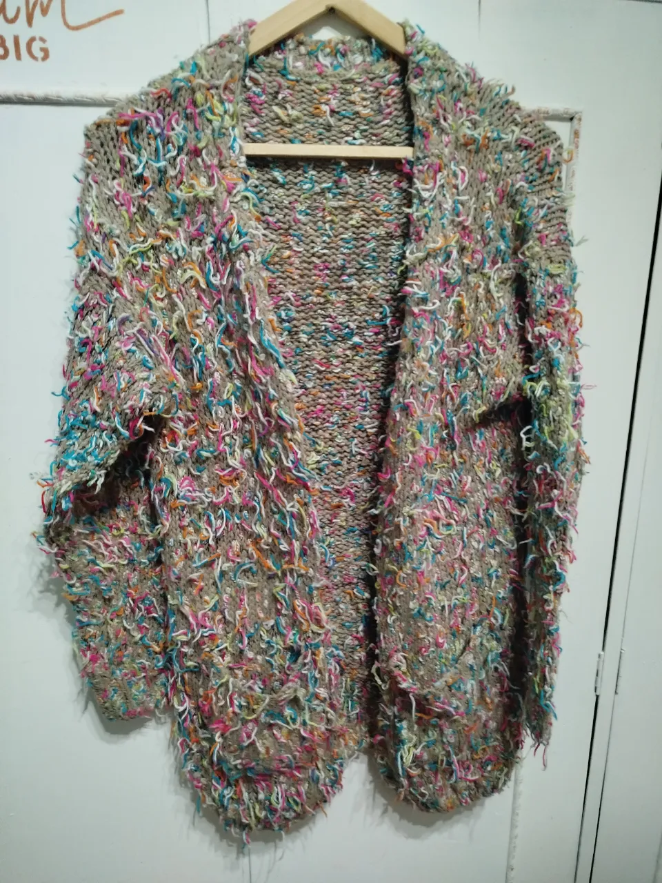 Cardigan tejido con detalles de hilos multicolores. Ideal para un look bohemio y abrigado. Perfecto para usar en otoño e invierno.