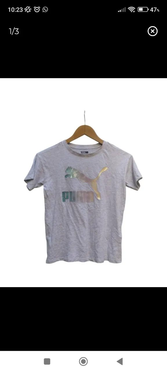 Remera gris de manga corta con logo de Puma iridiscente en el frente.