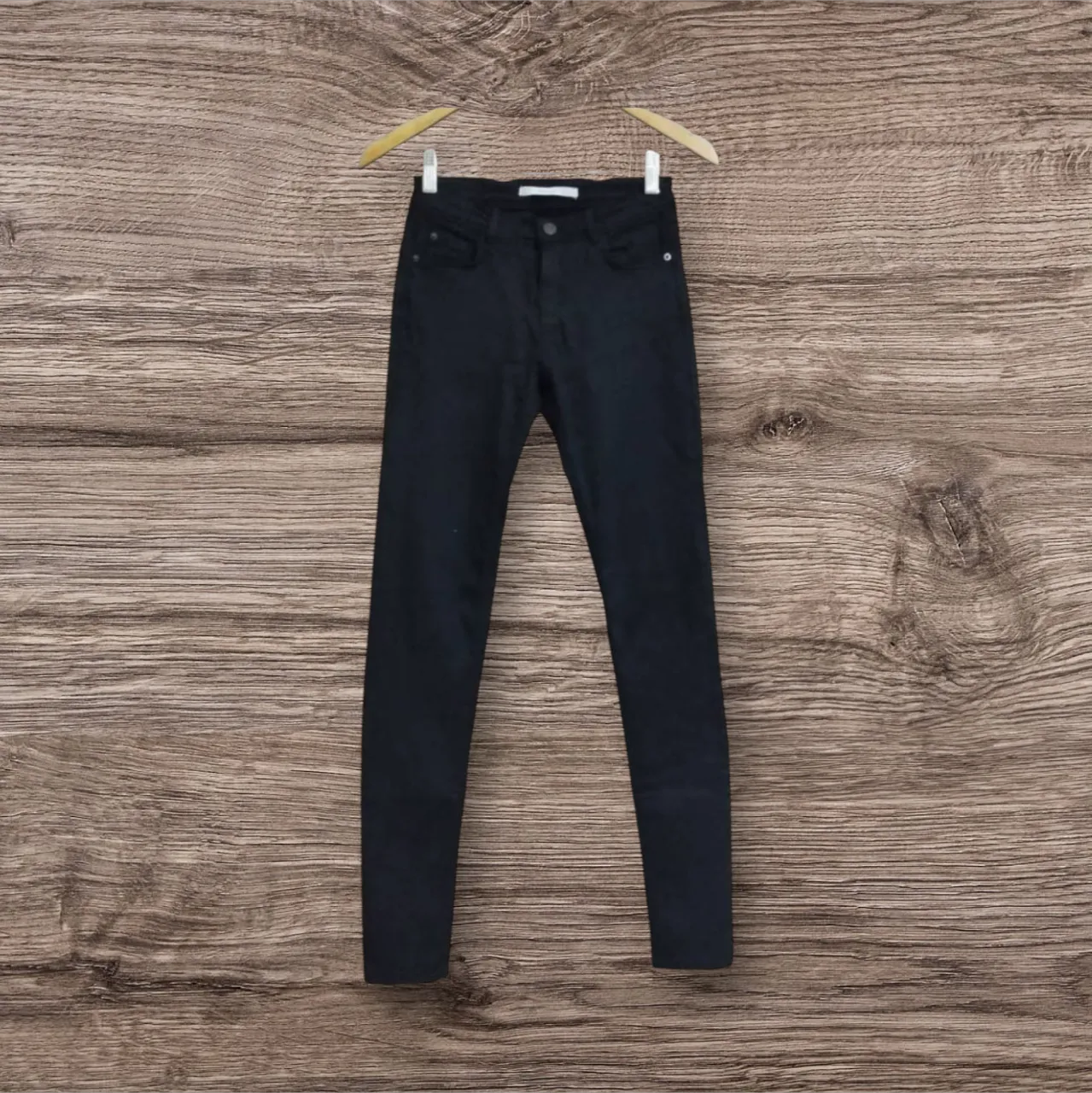 Jeans negros de tiro alto, corte skinny. Marca Zara. Ideal para un look casual y versátil.