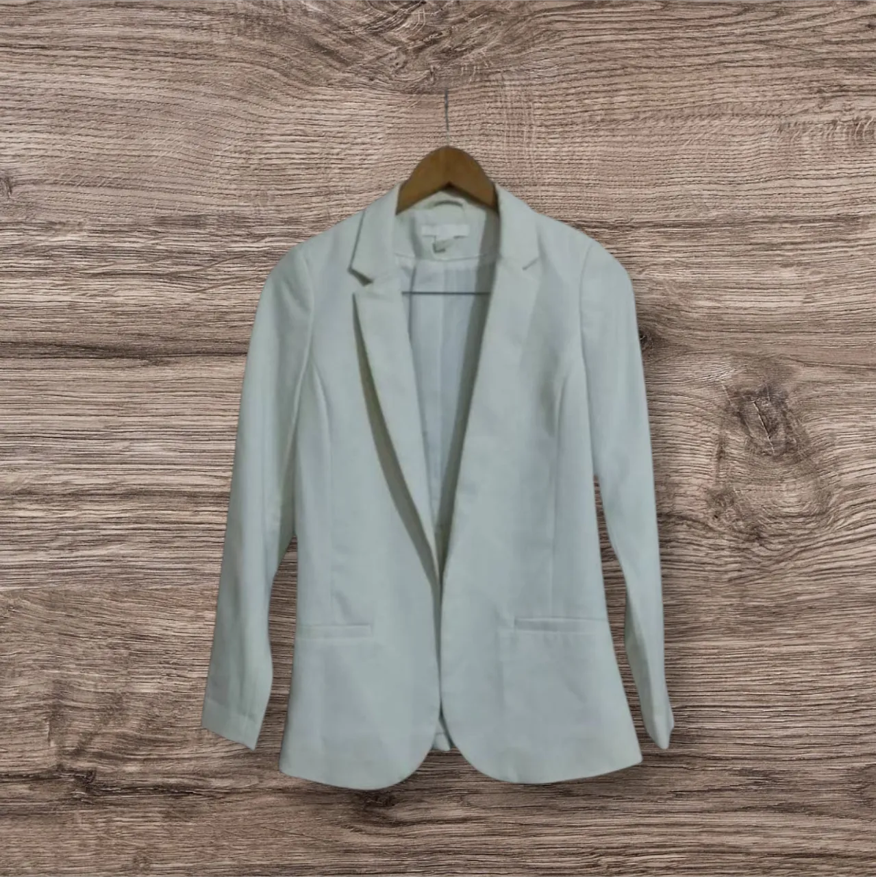 Blazer crudo de mujer, ideal para un look elegante y versátil. Confeccionado en un tejido ligero y de corte clásico, este blazer es perfecto para combinar con diferentes outfits, desde formales hasta casuales. Un básico atemporal para tu guardarropa.