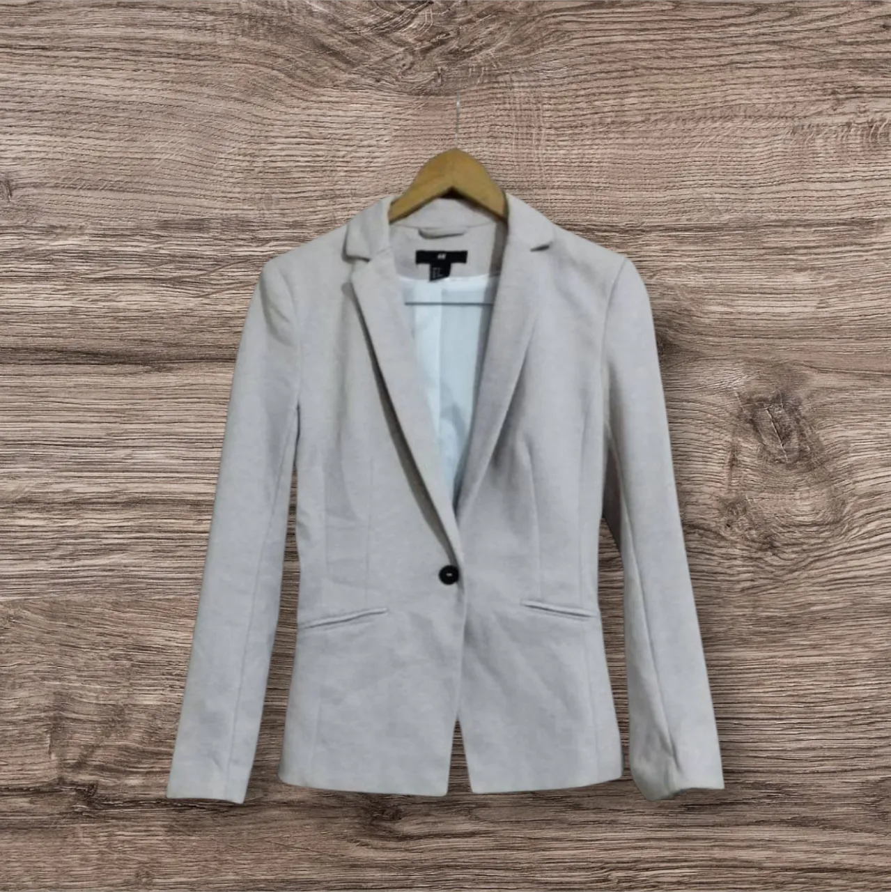 Blazer de mujer, color rosa viejo, de la marca H&M. Talle 6 US. Ideal para un look elegante y de trabajo.