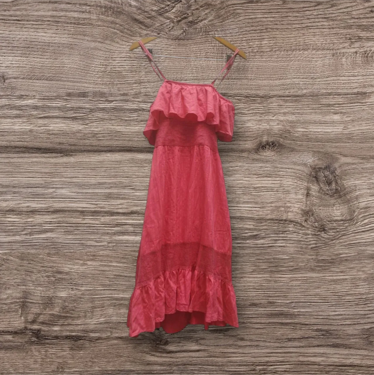 Vestido midi rosa con volados en el busto y en el ruedo. Ideal para un look fresco y femenino. Perfecto para el verano.
