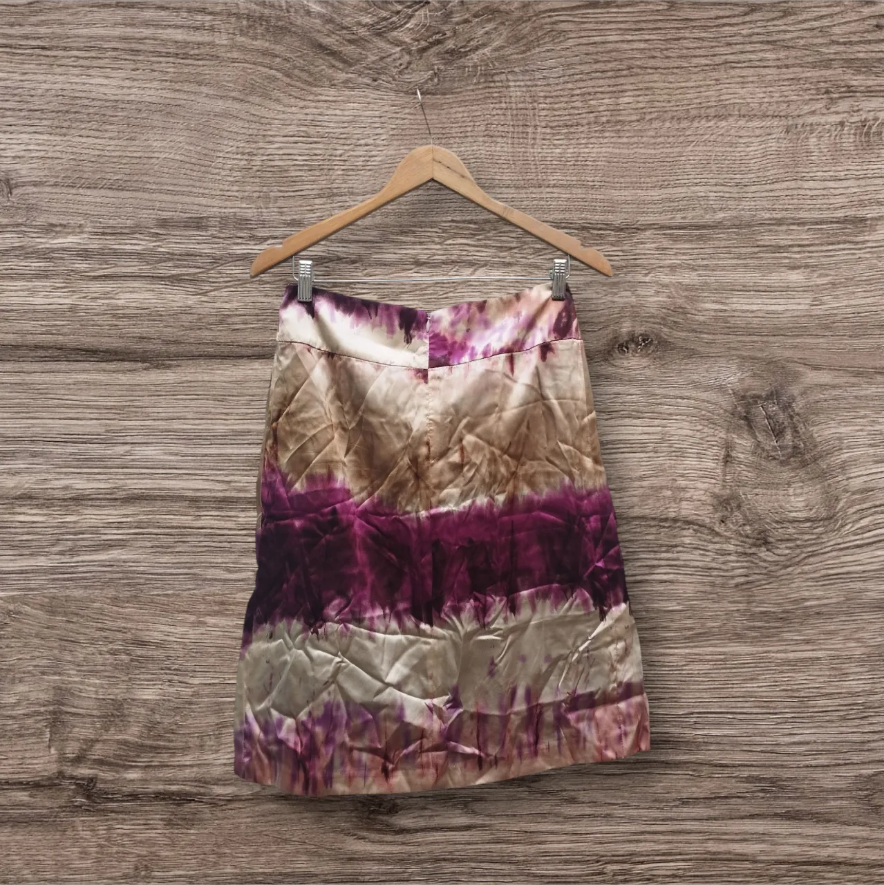 Pollera de mujer con estampado tie-dye en tonos morados y beige. Marca PortsAid. Ideal para un look moderno y sofisticado.