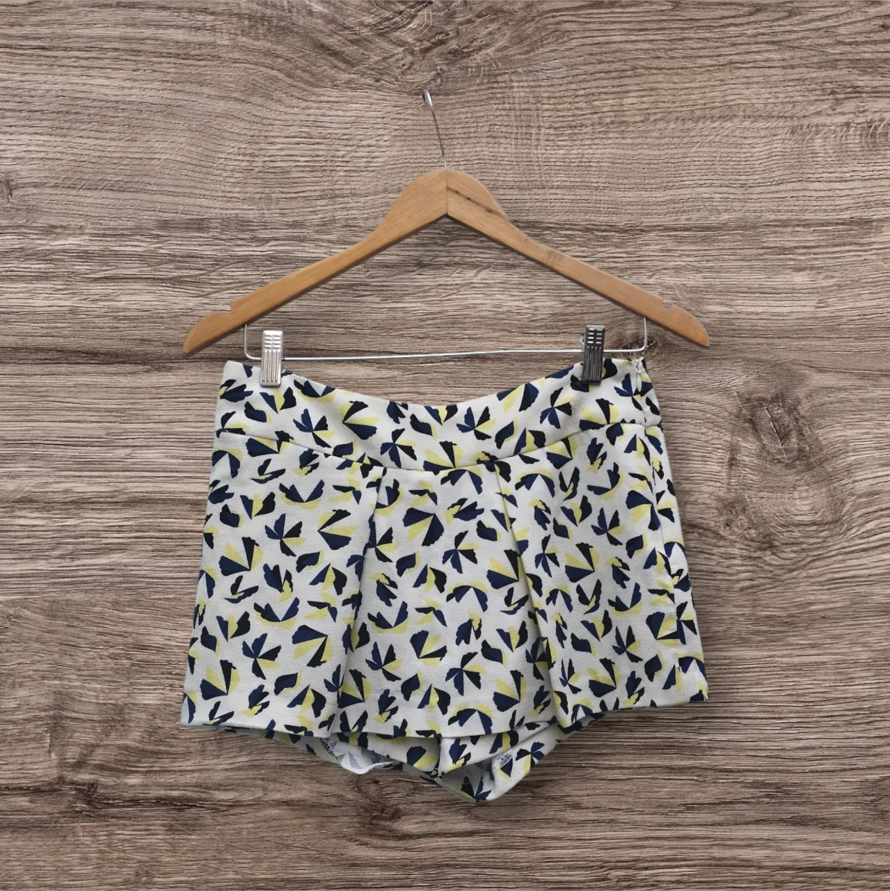 Short de mujer con estampado floral en tonos blanco, azul y amarillo. Tiro alto, ideal para un look fresco y moderno. Perfecto para el verano.