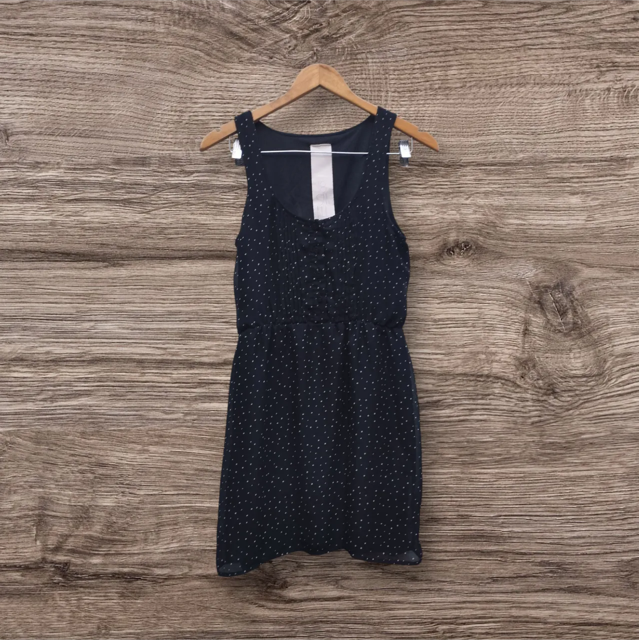 Vestido mini de mujer, azul marino con lunares blancos. Diseño con cintura elastizada y corte suelto. Ideal para un look casual y fresco.