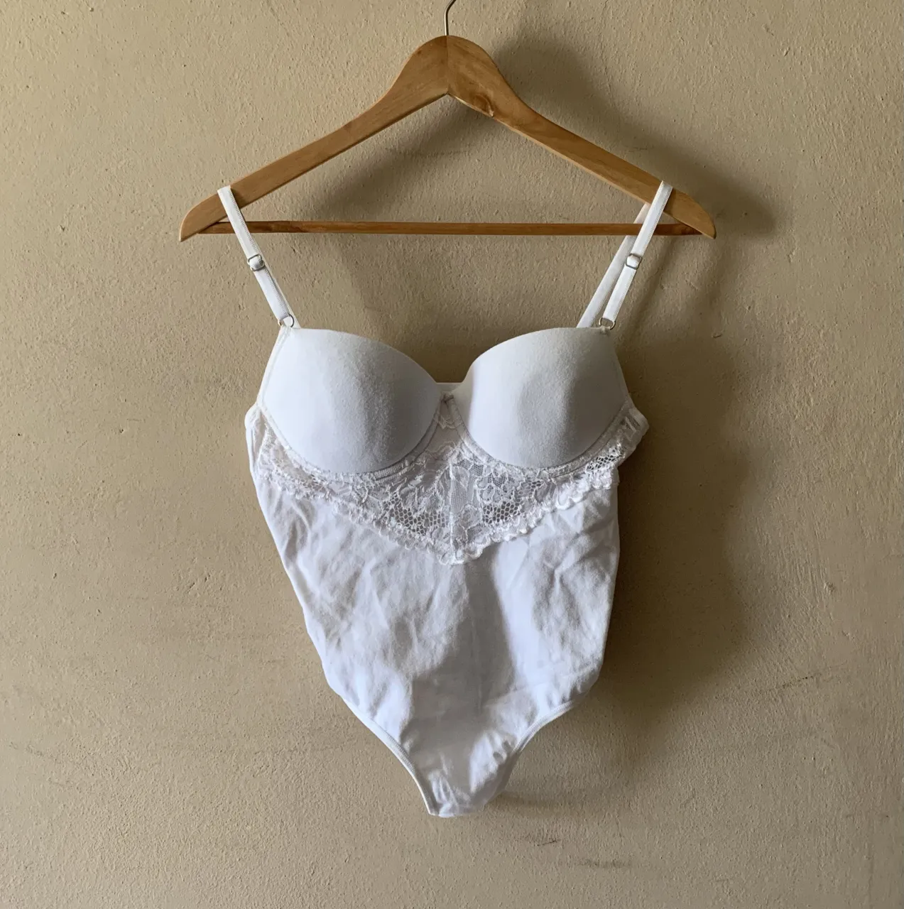 Body de silueta entallada con busto armado y aro para mayor soporte. Confeccionado íntegramente en algodón con un delicado panel de encaje floral en el frente que aporta un detalle romántico. Posee breteles finos regulables y un broche de ajuste en la espalda para asegurar un calce perfecto.  Talle L (recomendado para 95 de busto).