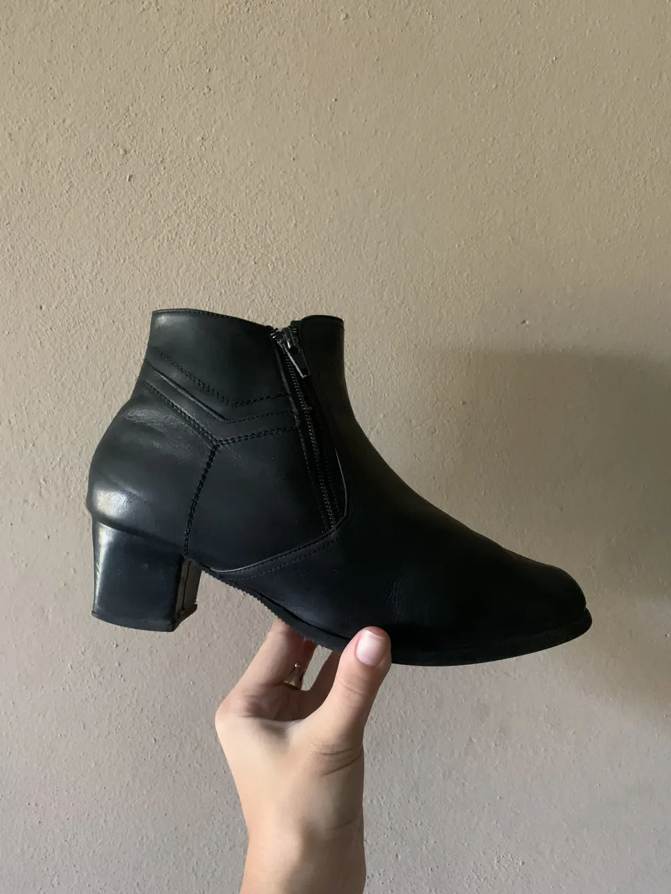 Botinetas de confección artesanal en cuero vacuno. Poseen un diseño de caña baja con cierre funcional para un calce cómodo y un taco cuadrado de altura media que garantiza estabilidad y confort para todo el día. Estado muy bueno, conservando la estructura y el brillo natural del material (presenta mínimos roces típicos del uso en la puntera, casi imperceptibles).