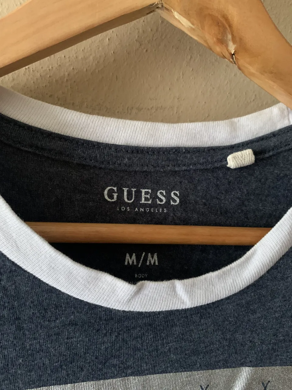 Remera GUESS - Vista 2