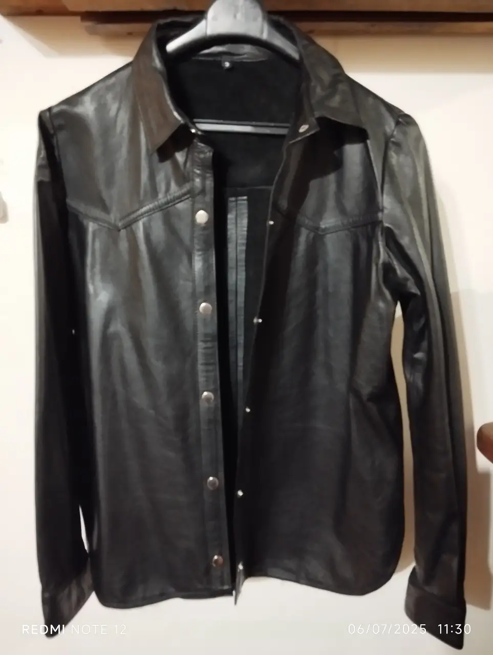 Camisa de Cuero Vacuno para mujer. Ideal para un look rockero y canchero.