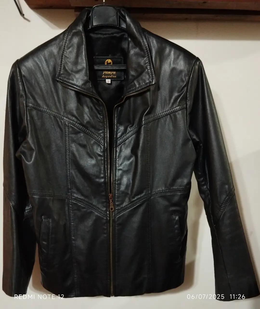 Chaqueta de cuero negra para mujer, estilo biker, con cierre y detalles de costura. Ideal para un look casual y moderno.