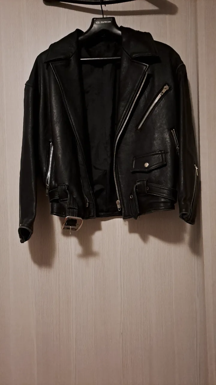 Campera de cuero genuino,  muy buena calidad, estilo biker para hombre. Con cierre asimétrico, bolsillos con cremallera y detalles de diseño característicos. Ideal para un look rockero y moderno.