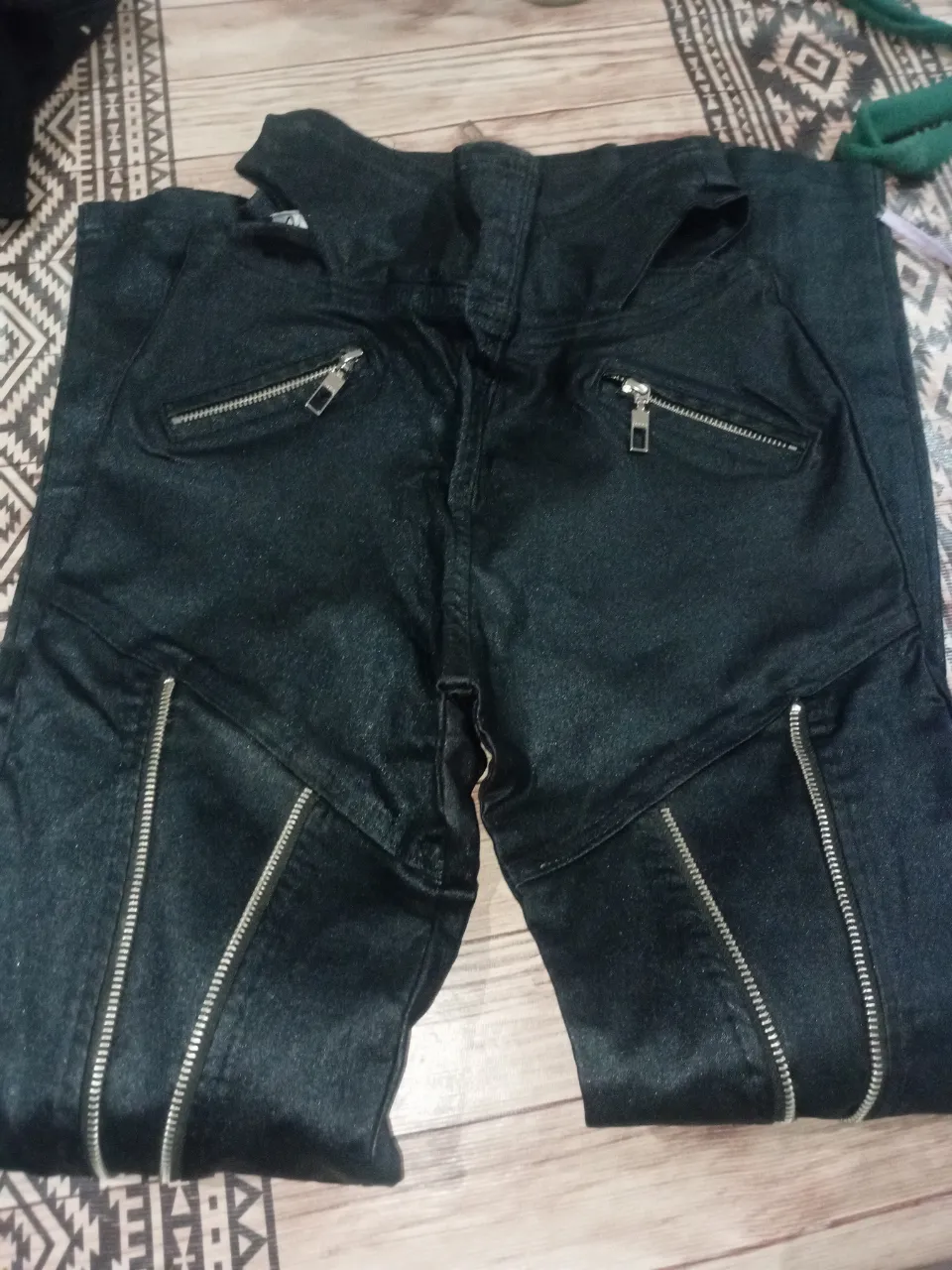 Jean tiro alto con detalles de cierres metálicos en los bolsillos y en los laterales de las piernas. Diseño moderno y canchero, ideal para looks urbanos y con actitud.