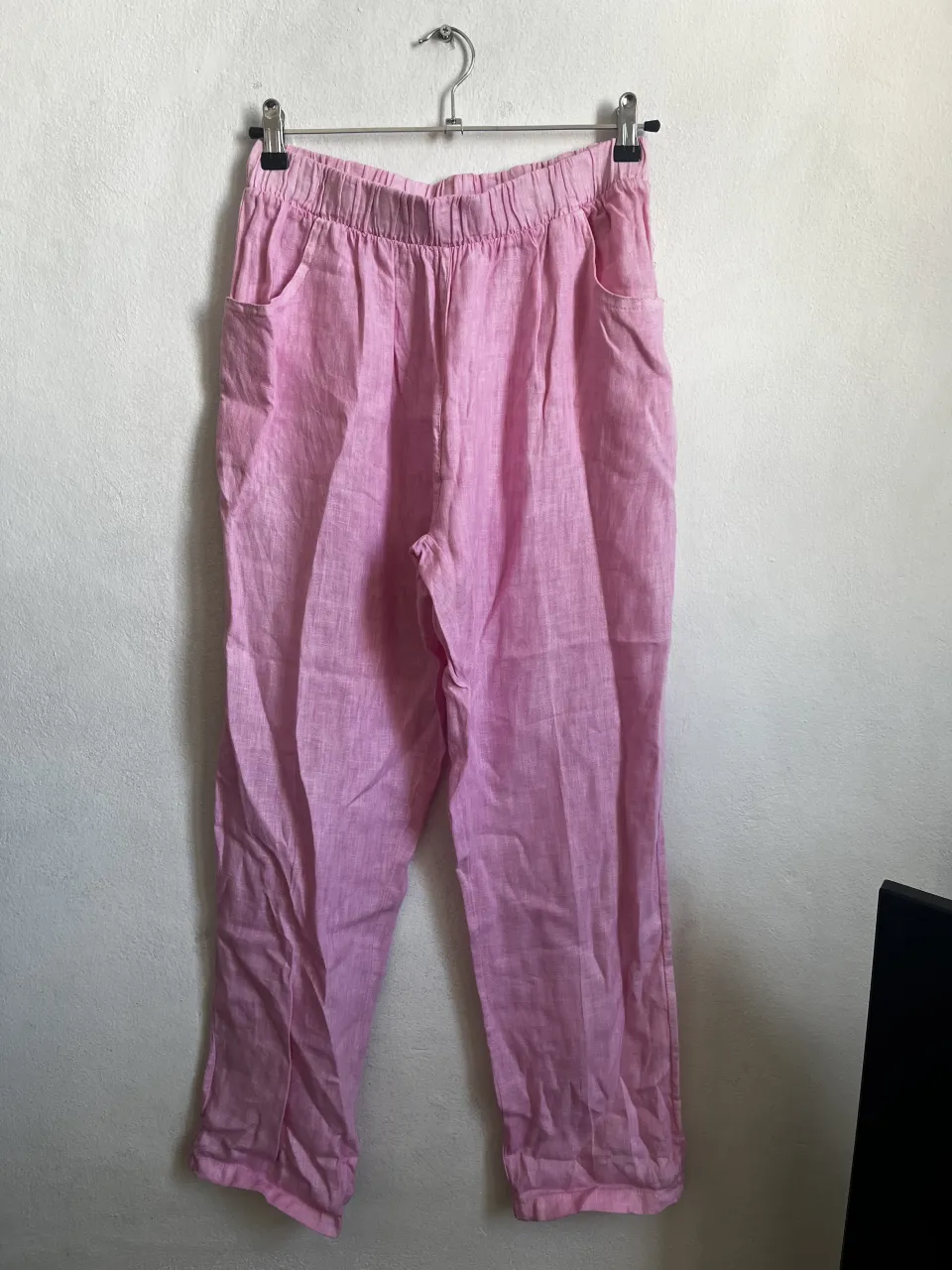 Pantalón de lino rosa, tiro alto con cintura elastizada y bolsillos. Súper cómodo y fresco, ideal para el día a día. made in italy