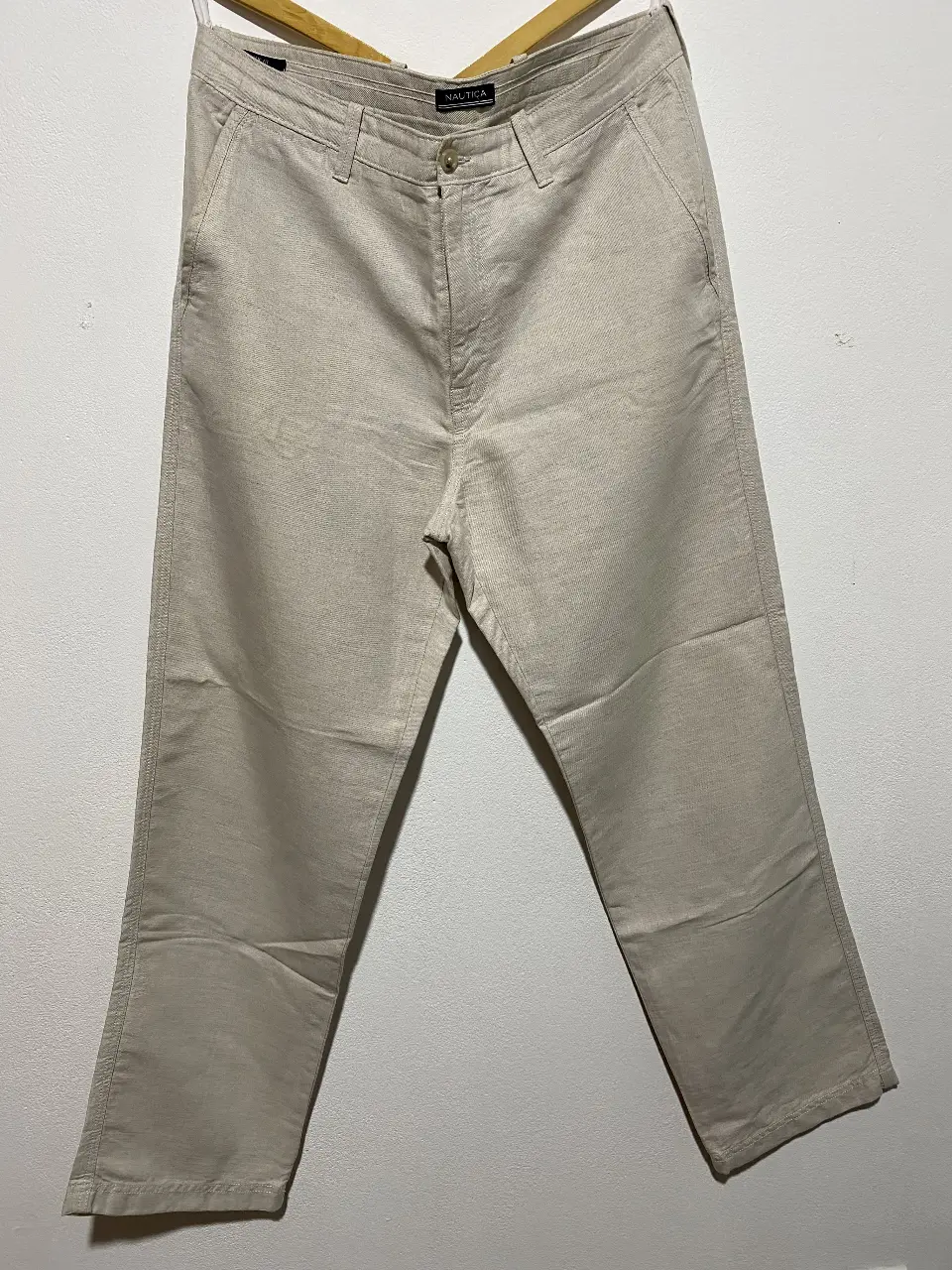 Pantalón Nautica chino de hombre, color crudo, talle 36x32, corte clásico, ideal para un look casual y versátil. Confeccionado en lino, perfecto para la temporada primavera/verano.